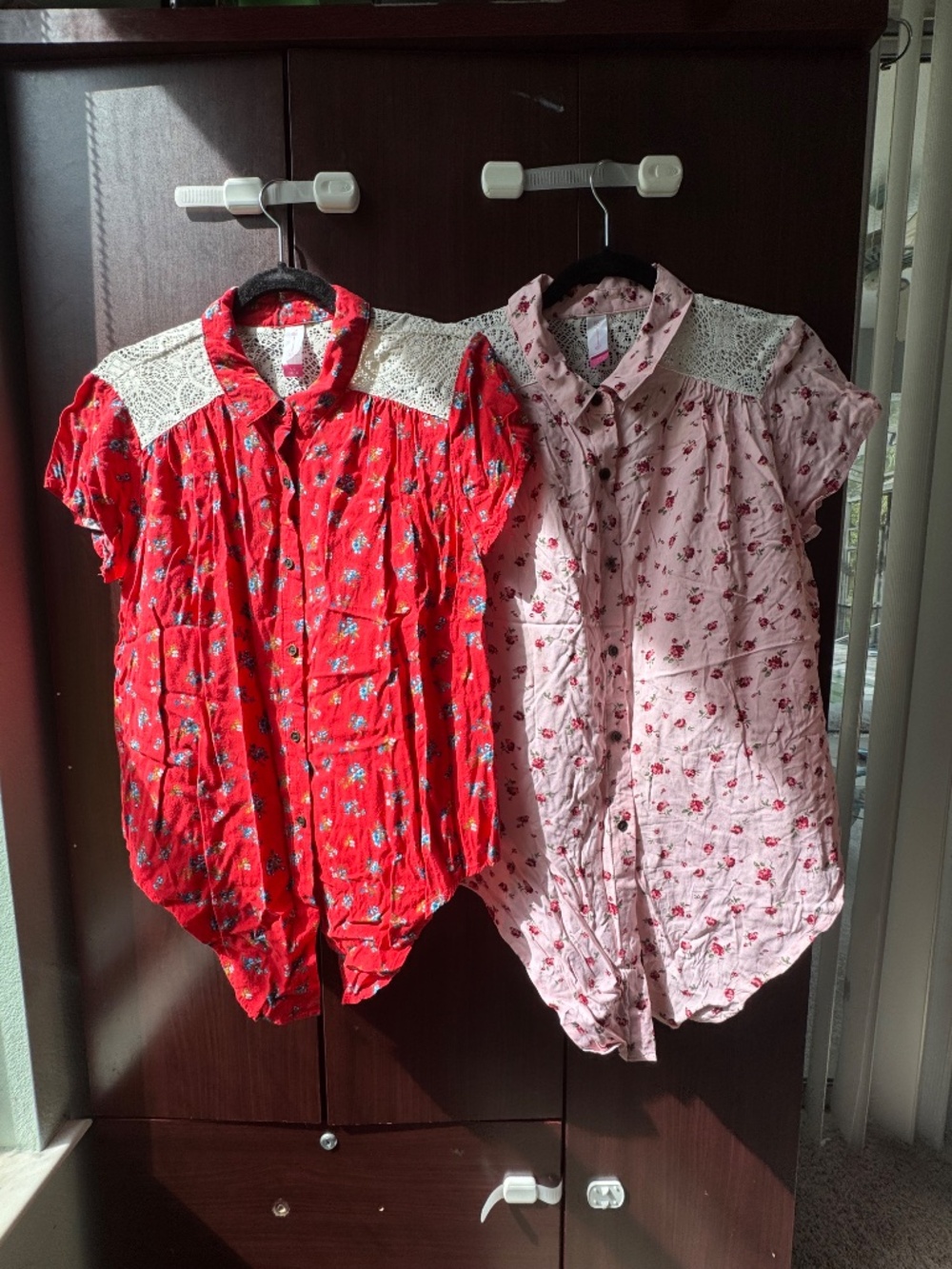 Button down blouses 2 - Picture 3 of 8